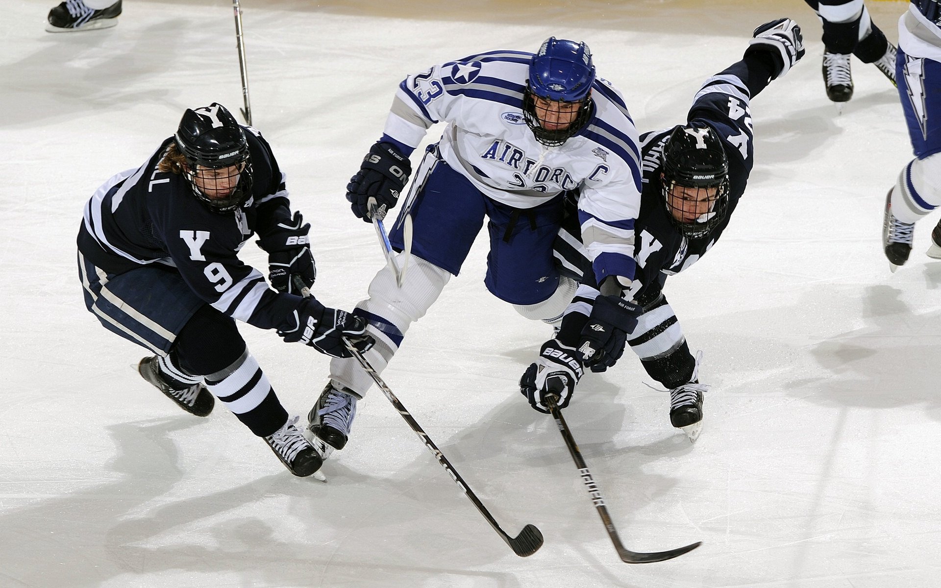 足球解说缺乏专业化人才储备，足球解说员需要什么条件